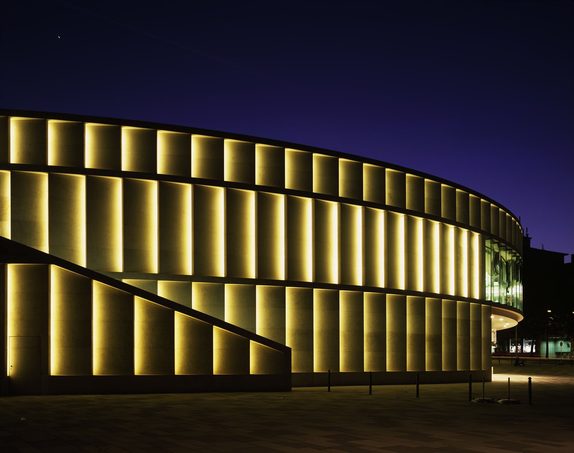 Shopping Mall Liliencarré — Germany: architectural lighting design by Lichtvision (architecture by ARGE Kramm & Strigl, Ortner & Ortner Baukunst)