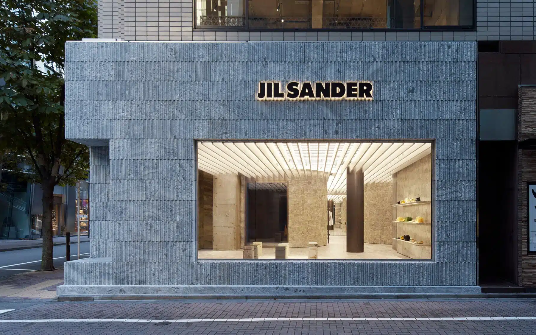 Jil Sander Tokyo Ginza — Tokyo, Japan: lighting design view 2 of 7, by Lichtvision