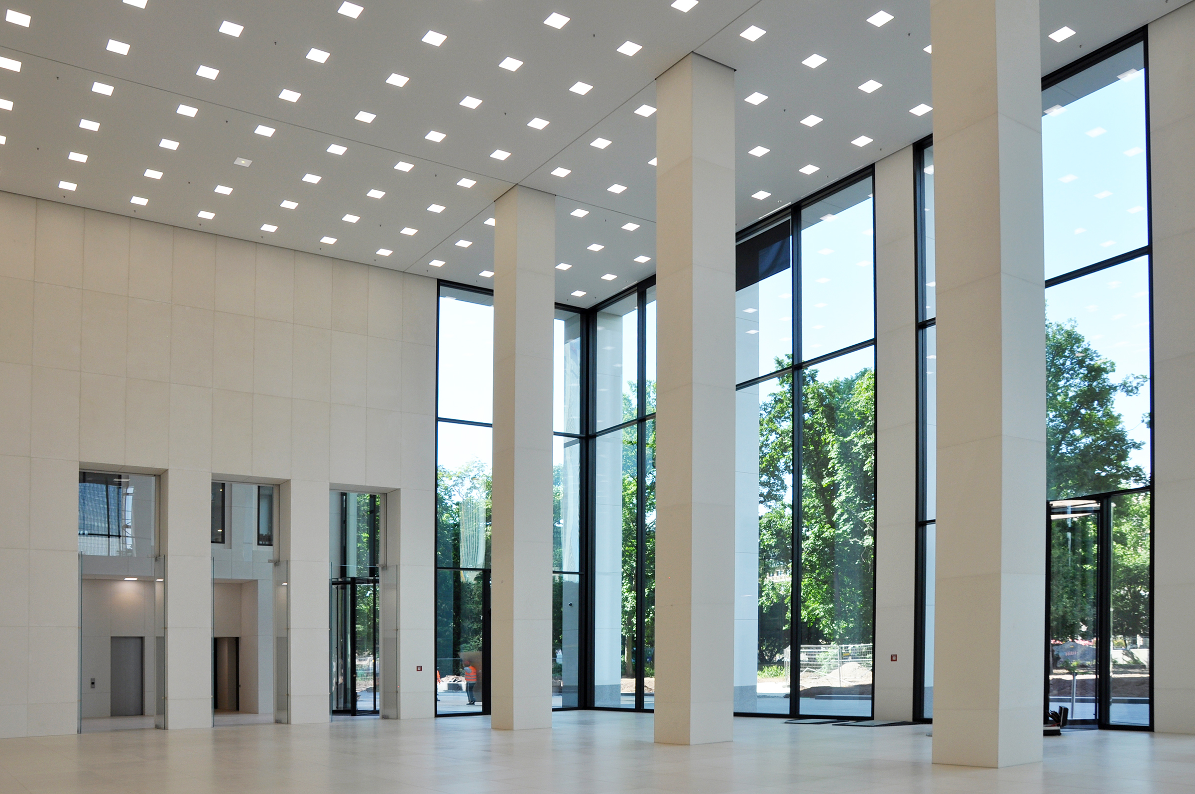 Taunusturm — Germany: architectural lighting design by Lichtvision (architecture by Gruber + Kleine-Kraneburg)