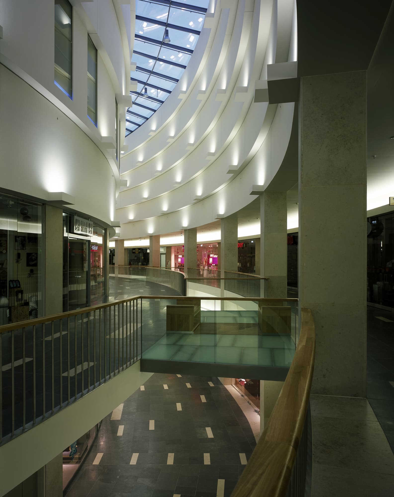 Shopping Mall Liliencarré — Germany: lighting design view 3 of 5, by Lichtvision
